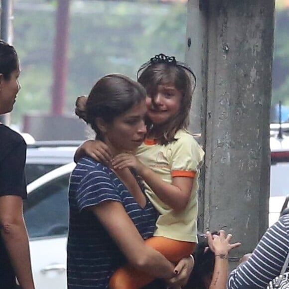 Sofia saiu chorando da escola de natação e ganhou colo da mãe, Grazi Massafera