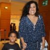 Roque, filho de Regina Casé, usou dentadura de vampiro ao acompanhar a mãe em lançamento da série 'Asdrubal Trouxe o Trombone', em shopping do Leblon, na Zona Sul do Rio de Janeiro, nesta terça-feira (31)