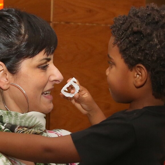 Fernanda Abreu se divertiu com Roque, filho de Regina Casé e do diretor Estevão Ciavatta