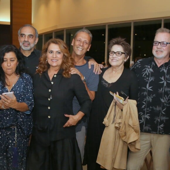 Regina Casé se encontrou com Nina de Pádua, Patricya Travassos, Luiz Fernando Guimarães, Nelson Freitas Jr. e Evandro Mesquita no lançamento da série documental 'Asdrubal Trouxe o Trombone'