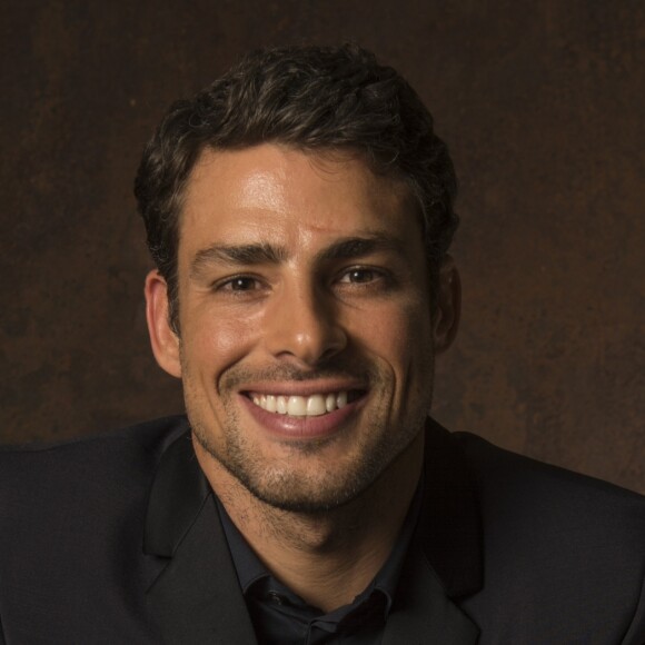 Cauã Reymond vai disputar com Maria Casadevall cargo na série 'Ilha de Ferro', escrita por Max Mallmann e Adriana Lunardi e dirigida por Afonso Poyart