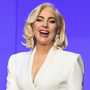 Lady Gaga luta contra a fibromialgia, uma desordem que causa grande dor física e fadiga