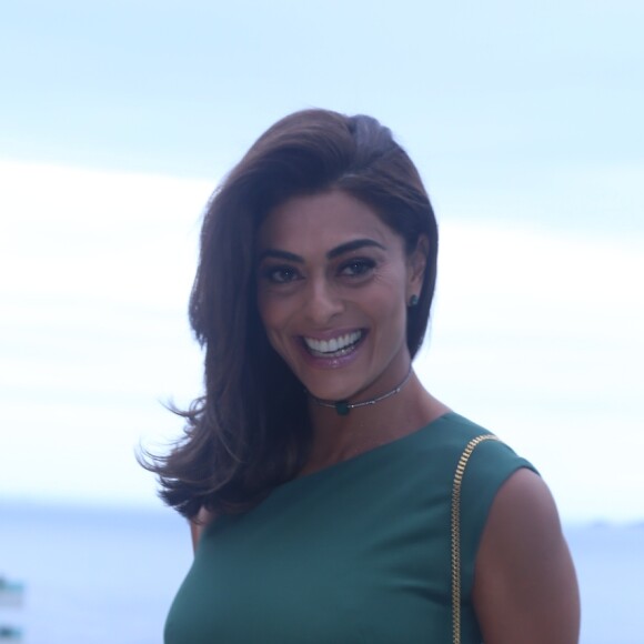 'Agora é oficial mais uma madrinha de bateria para minha coleção', escreveu o stylist ao posar com Juliana Paes