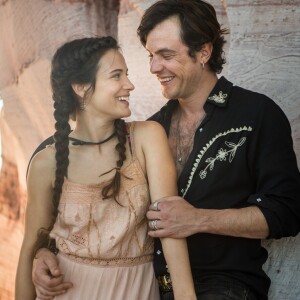 Bianca Bin e Sergio Guizé engataram romance nos bastidores da novela