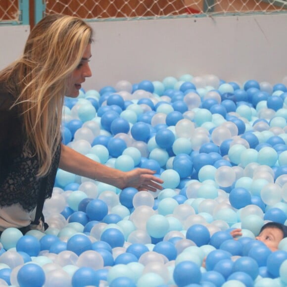 Onde está o Rocco? Filho de Rafa Brites brincou de se esconder na piscina de bolinhas