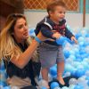 Rocco, filho de Rafa Brites, esboçou sorrisos ao brincar com a mãe na piscina de bolinha do shopping
