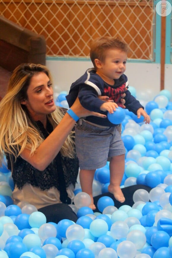 Rocco, filho de Rafa Brites, esboçou sorrisos ao brincar com a mãe na piscina de bolinha do shopping
