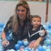 Rafa Brites se divertiu com o filho, Rocco, em piscina de bolinha de shopping, no Rio de Janeiro, em 1º de novembro de 2017