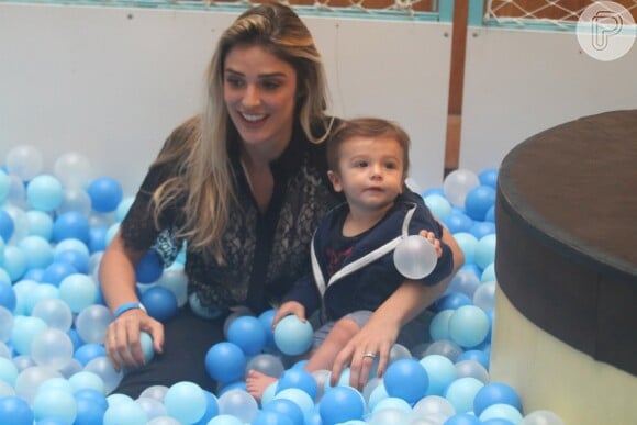 Rafa Brites se divertiu com o filho, Rocco, em piscina de bolinha de shopping, no Rio de Janeiro, em 1º de novembro de 2017