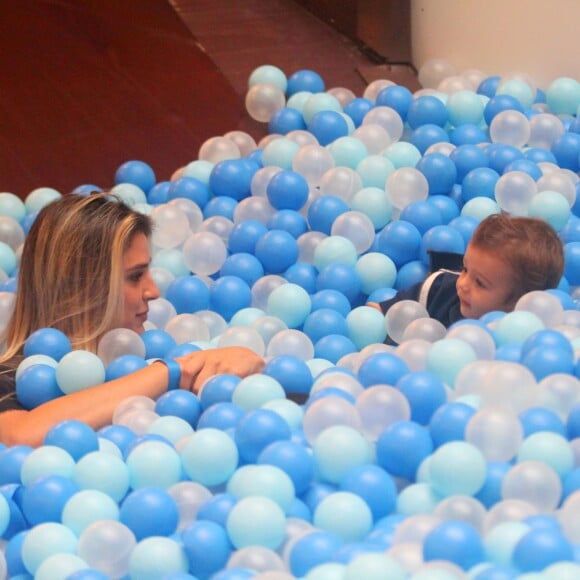 Rafa Brites e Rocco afundam na piscina de bolinha do shopping Fashion Mall, no Rio de Janeiro, em 1º de novembro de 2017