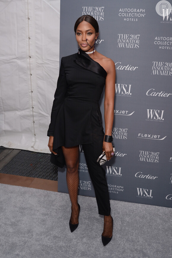 O look inusitado de Naomi Campbell também chamou atenção no evento. A modelo usou uma peça única que misturava vestido e macacão
