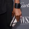Naomi Campbell complementou a produção com bracelete, gargantilha e clutch geométrica