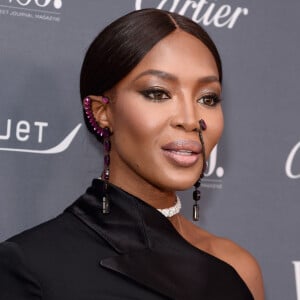 O piercing usado pela modelo Naomi Campbell na premiação se conectava ao brinco do lado esquerdo