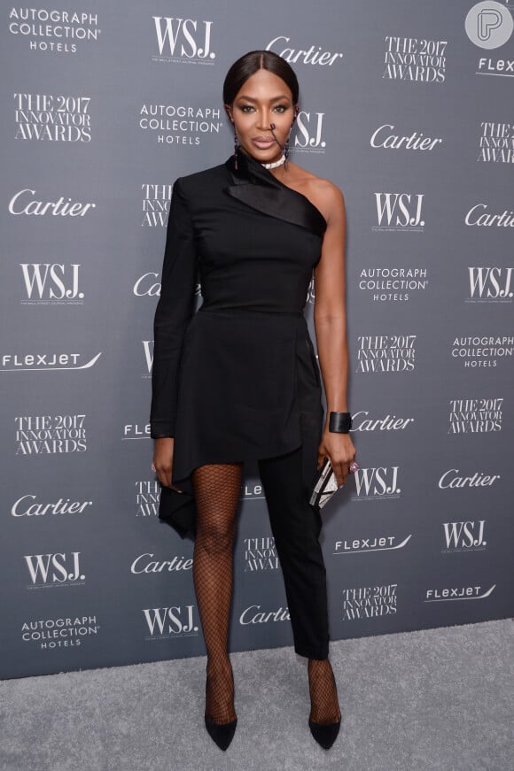 Estilosa, Naomi Campbell usou meia arrastão com o look assimétrico preto para o Prêmio Inovadores 2017, promovido pelo Wall Street Journal, no MOMA, em Nova York, na noite desta quarta-feira 1º de novembro de 2017