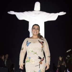 Preta Gil caprichou no look para se apresentar no Cristo Rendendor, cartão-postal do Rio de Janeiro, em 27 de setembro de 2017
