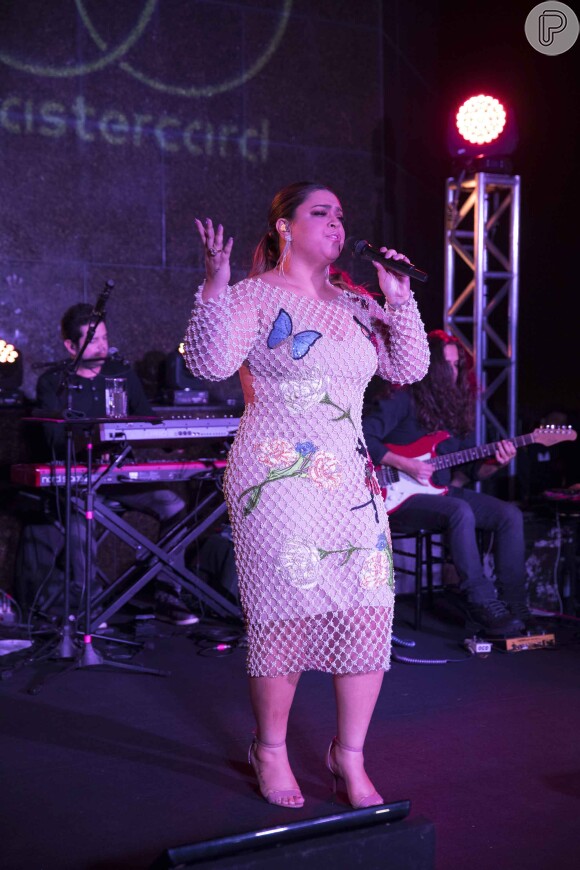 Para o show, a cantora Preta Gil investiu em um vestido da estilista Patricia Bonaldi, com mais de 25 mil pérolas aplicadas a mão