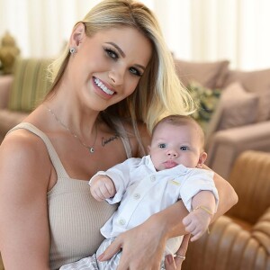 'Ser mamãe é algo tão maravilhoso, divino. Você ter a capacidade alimentar uma criança e saber que ele só depende de você... É tudo muito mágico', comentou Andressa Suita