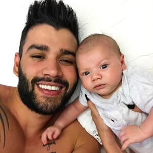 Gusttavo Lima revelou em recente entrevista não conseguir trocar as fraldas do herdeiro