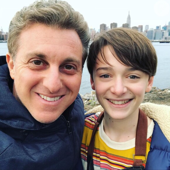 Luciano Huck viaja com família para NY e posa com Noah Schnapp, da série 'Stranger Things', em foto postada nesta quinta-feira, dia 02 de novembro de 2017