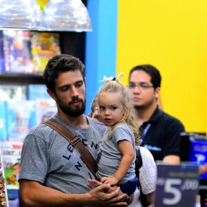 'Papai e Aurora na bike, mamãe e baby à pé', afirmou Mariana Bridi filmando o marido, Rafael Cardoso