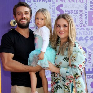 Após anunciar a gravidez, o casal se divertiu com a filha, Aurora, no feriado