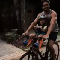 Rafael Cardoso curte feriado com a filha e a mulher grávida: 'Na bike'. Vídeo!