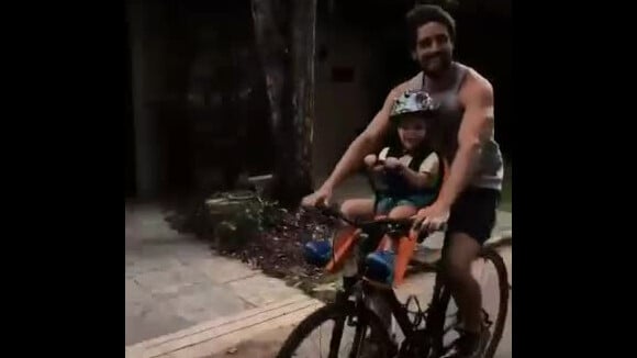 Rafael Cardoso curte feriado com a filha e a mulher grávida: 'Na bike'. Vídeo!