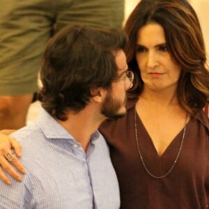 Fátima Bernardes e Túlio Gadêlha não se incomodaram com os paparazzi