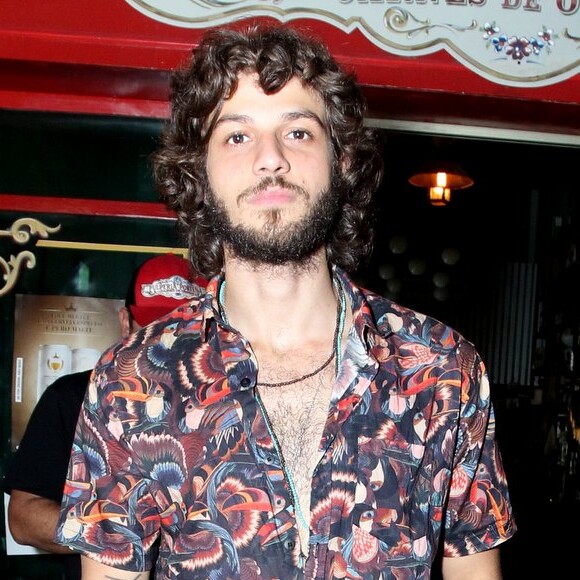 Chay Suede vai interpretar um garoto de programa novela 'De Volta Para Casa'