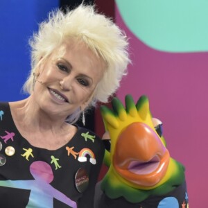 Ana Maria Braga foi ironizada pelo Louro José quando abelha invadiu o seu cabelo durante receita do 'Mais Você': 'Teu shampoo é doce'