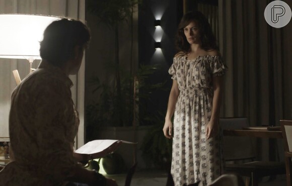 Clara (Bianca Bin) acerta a cabeça de Gael (Sergio Guizé), se tranca no quarto com o filho e pede a ajuda de Renato (Rafael Cardoso), na novela 'O Outro Lado do Paraíso'