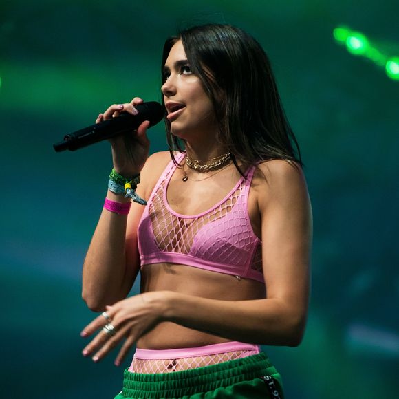 Em uma entrevista realizada em Nova York para um programa no Youtube, a cantora foi questionada pelo apresentador com quem gostaria de fazer uma parceria. Dua Lipa deixou que os fãs na plateia respondessem. 'Anitta!', gritou um coro
