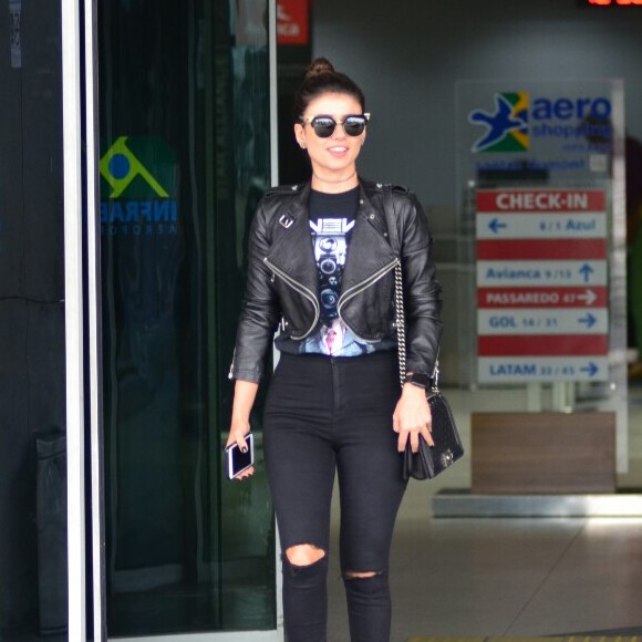 Paula Fernandes foi fotografada desembarcando do aeroporto Santos Dumont, neste sábado, 4 de novembro de 2017