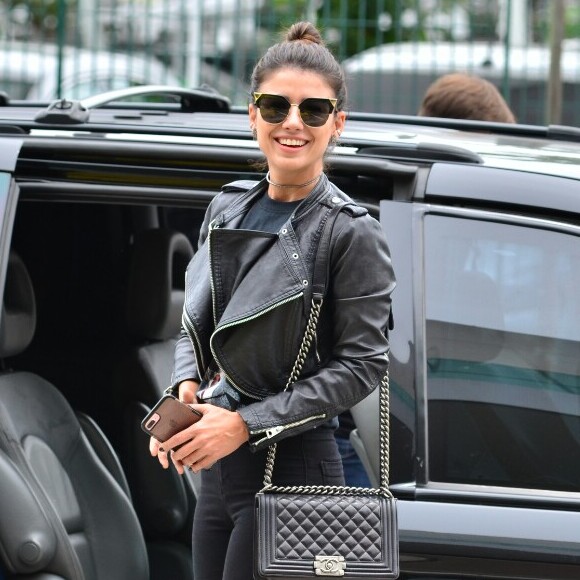 Paula Fernandes investe em look estiloso para viajar e bota com salto superalto impressiona