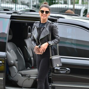 Paula Fernandes investe em look estiloso para viajar e bota com salto superalto impressiona. Cantora foi fotografada desembarcando do aeroporto Santos Dumont, neste sábado, 4 de novembro de 2017