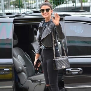 Paula Fernandes acenou para os cliques ao notar presença dos fotógrafos