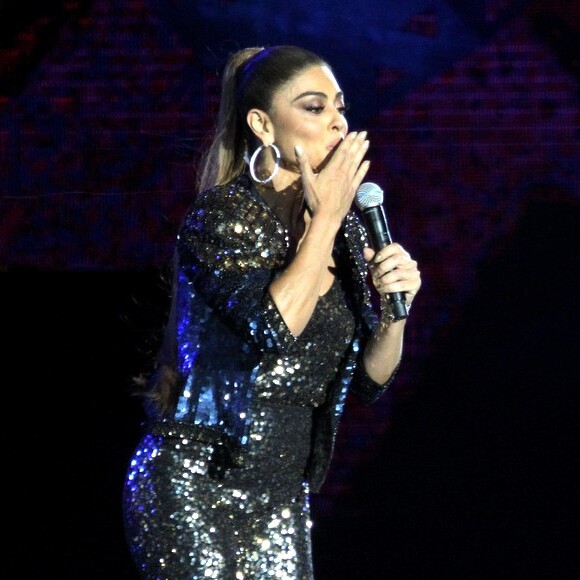 Juliana Paes manda beijos para o público do Festeja Brasil, no Rio de Janeiro