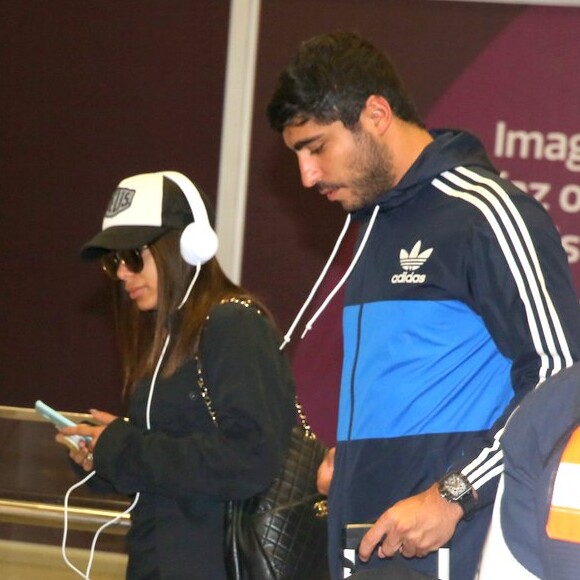 Anitta retirou a aliança de compromisso que usava com Thiago Magalhães