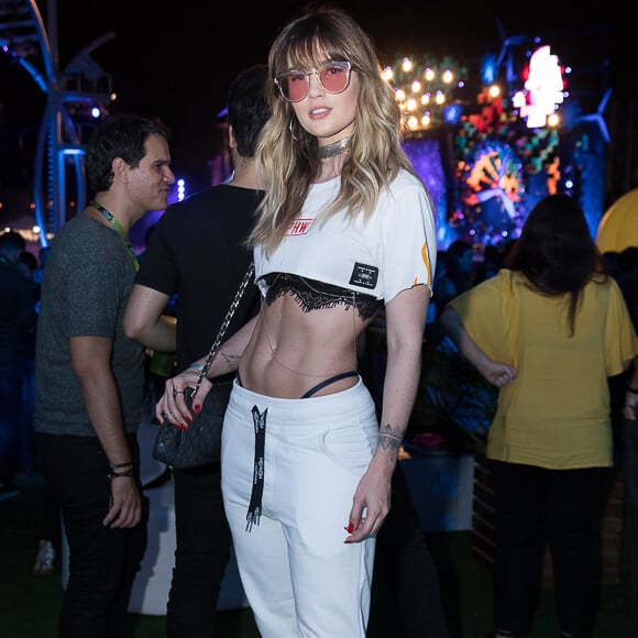 Aline Gotschalg exibe barriga chapada no Festeja Brasil, no Parque Olímpico, Zona Oeste do Rio de Janeiro, neste sábado, 4 de novembro de 2017