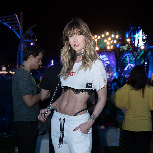 Aline Gotschalg deixou lingerie à mostra no Camarote Vip do Festeja Brasil 