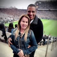 Zilu vai a jogo de futebol com o namorado, Marco Antonio Teles: 'Tarde ímpar'