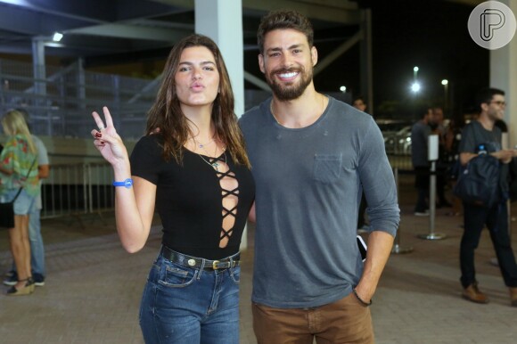 Cauã Reymond vai com a namorada, Mariana Goldfarb, ao show de Jack Johnson no Rio de Janeiro, em 5 de novembro de 2017