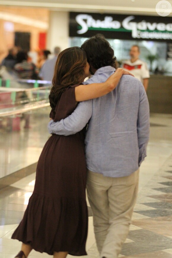Fátima Bernardes e o namorado, Túlio Gadêlha, foram clicados pela primeira vez juntos durante passeio em shopping no último dia 2 de novembro de 2017