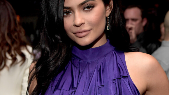 Kylie Jenner acusa edição em foto para parecer grávida: 'Claramente alterado'