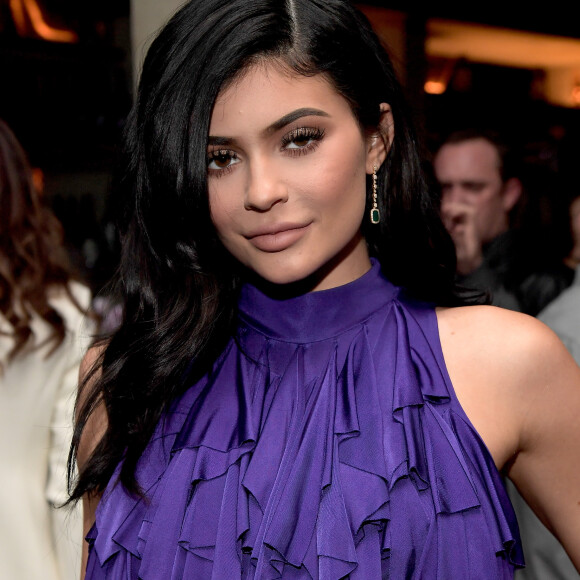 Kylie Jenner, em meio a rumores de gravidez, exibiu um visual cheinho ao ser flagrada por um paparazzo do site 'X17' no domingo, 5 de outubro de 2017. Veja abaixo!