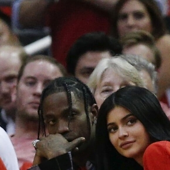 Kylie Jenner, apesar de não confirmar, estaria esperando a primeira filha do rapper Travis Scott