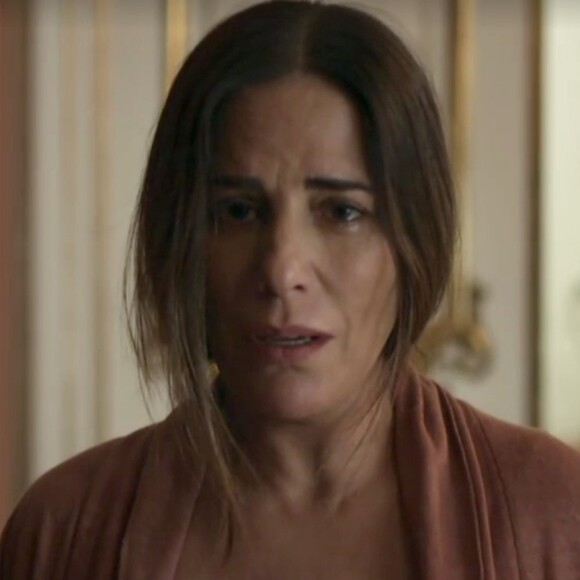 Já se identificando como Duda, Elizabeth (Gloria Pires) vira alcoólatra e briga com Eliseu (Francisco Carvalho) para conseguir beber mais uma dose, no capítulo previsto para ir ao ar dia 10 de novembro de 2017, na novela 'O Outro Lado do Paraíso'