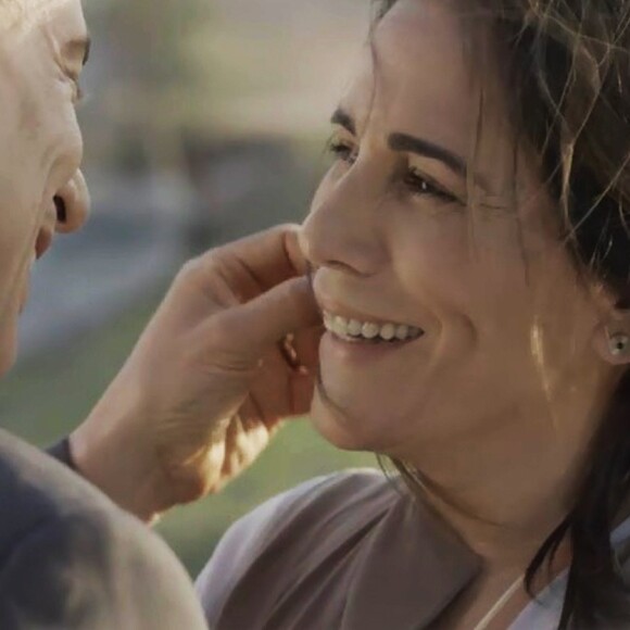 Duda (Gloria Pires) delira pensando em Henrique (Emílio de Mello) e abraça Eliseu (Francisco Carvalho), mas constata que ele não é o seu marido, na novela 'O Outro Lado do Paraíso'
