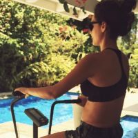 Débora Nascimento treina com aerobike e exibe gravidez: 'Pedala, mamãe'. Foto!