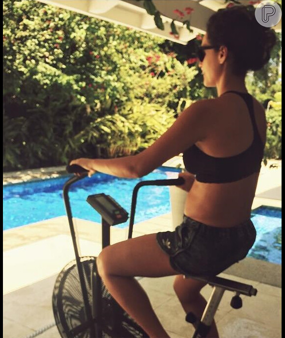 Débora Nascimento, grávida, exibiu o treino com aerobike em seu Instagram, nesta segunda-feira, 6 de novembro de 2017